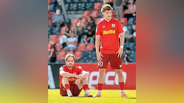 Frustrierende Drittliga-Erlebnisse sammelt der SSV Jahn derzeit zuhauf an. Nach dem 3:3 beim VfB Stuttgart II schauen Jakob Seibold und David Philipp (links) ziemlich bedr&ouml;ppelt drein.