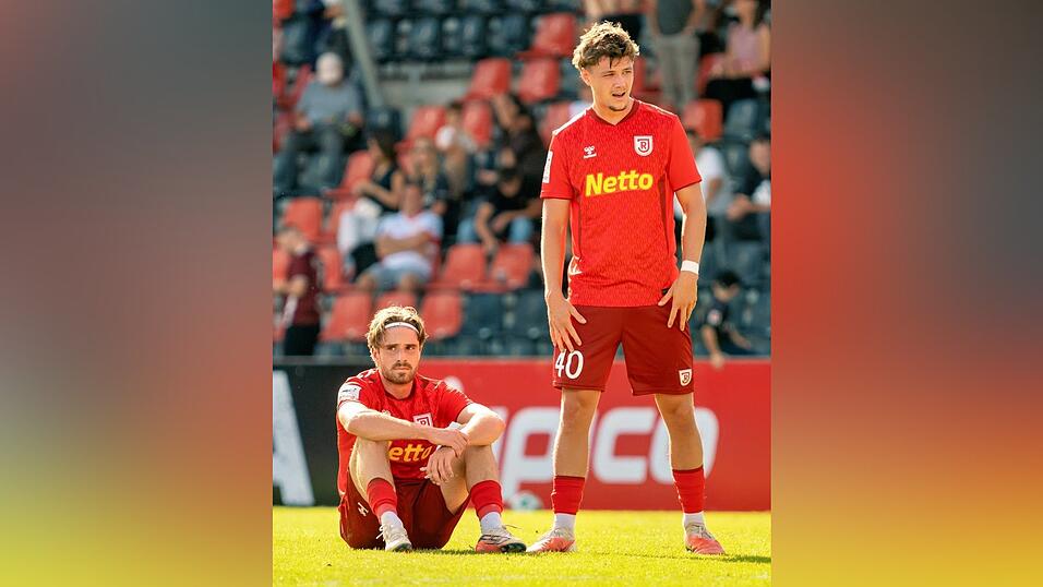 Frustrierende Drittliga-Erlebnisse sammelt der SSV Jahn derzeit zuhauf an. Nach dem 3:3 beim VfB Stuttgart II schauen Jakob Seibold und David Philipp (links) ziemlich bedr&ouml;ppelt drein.