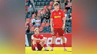 Frustrierende Drittliga-Erlebnisse sammelt der SSV Jahn derzeit zuhauf an. Nach dem 3:3 beim VfB Stuttgart II schauen Jakob Seibold und David Philipp (links) ziemlich bedröppelt drein. Frustrierende Drittliga-Erlebnisse sammelt der SSV Jahn derzeit zuhauf an. Nach dem 3:3 beim VfB Stuttgart II schauen Jakob Seibold und David Philipp (links) ziemlich bedröppelt drein.