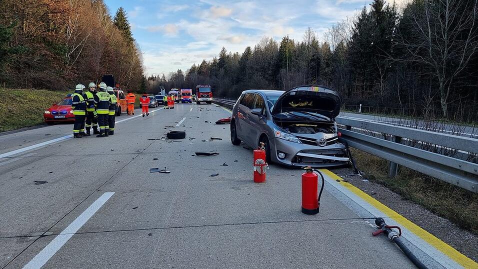 Laut Angaben der Polizei sind an einem Unfall auf der A93 drei Autos beteiligt gewesen.