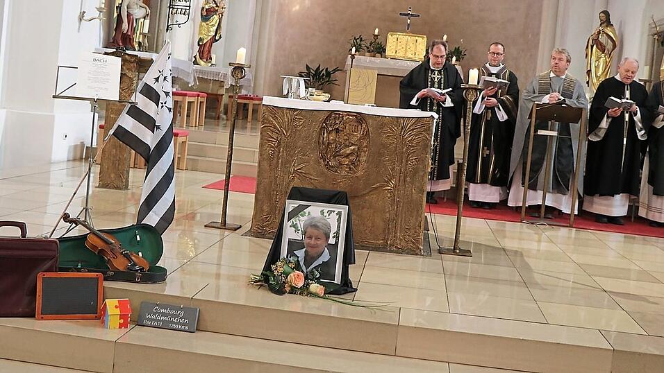 Neben einem Bild von Martina Mathes im Altarraum erinnerten eine Schultasche, eine Tafel, eine Geige, ein Modell des MGH, die Flagge der Bretagne und ein Schild 'Combourg-Waldm&uuml;nchen' an das, was ihr im Leben wichtig war. Den Trauergottesdienst zelebrierte Pfarrer Albert H&ouml;lzl (Mitte) mit den Pfarrern Markus Urban (links), Thomas Helm (Zweiter von links) und Markus Daschner (rechts) sowie Diakon Alfons Eiber (Zweiter von rechts).