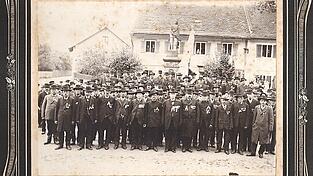Eines der Fotos, die in der Sonderausstellung zu sehen sind: Ein „Veteranenfest“ hat hier stattgefunden, wie der Titel dazu verrät, die abgelichteten Männer stehen 1913 vor dem ältesten Kriegerdenkmal in Geiselhöring. - Das Bild ist eine Leihgabe von privater Seite.