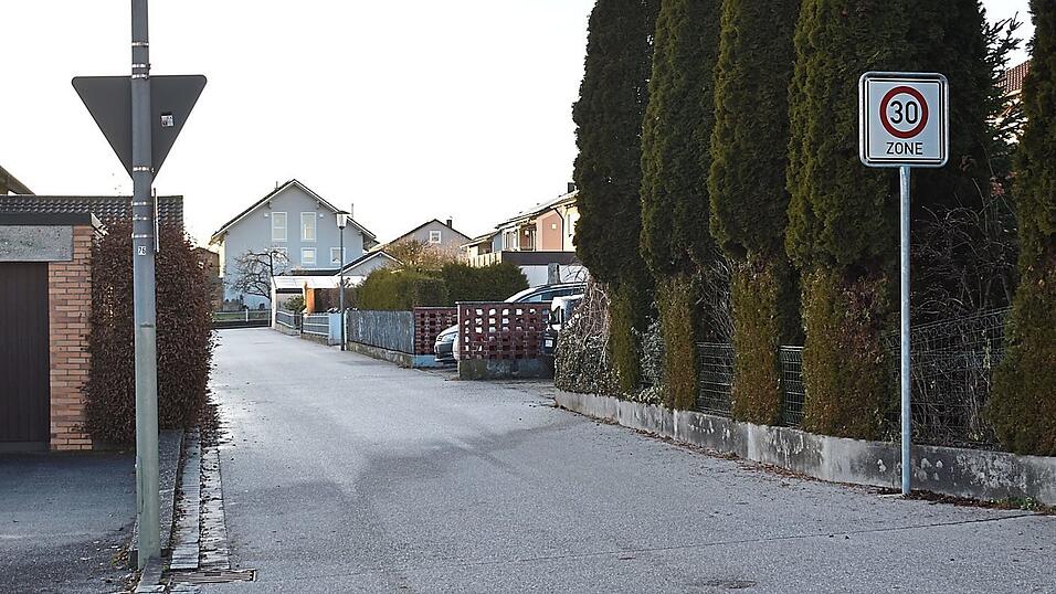 Die Wagnerstraße in Gesenhausen ist sehr schmal und eignet sich kaum als Durchfahrtstraße. Dennoch wird sie oftmals als solche genutzt. Die Wagnerstraße in Gesenhausen ist sehr schmal und eignet sich kaum als Durchfahrtstraße. Dennoch wird sie oftmals als solche genutzt.