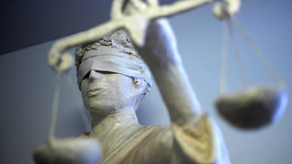 Eine junge Mutter aus der Oberpfalz soll ihr Neugeborenes getötet und die Leiche in den Müllcontainer eines Supermarktes geworfen haben. Eine junge Mutter aus der Oberpfalz soll ihr Neugeborenes getötet und die Leiche in den Müllcontainer eines Supermarktes geworfen haben.