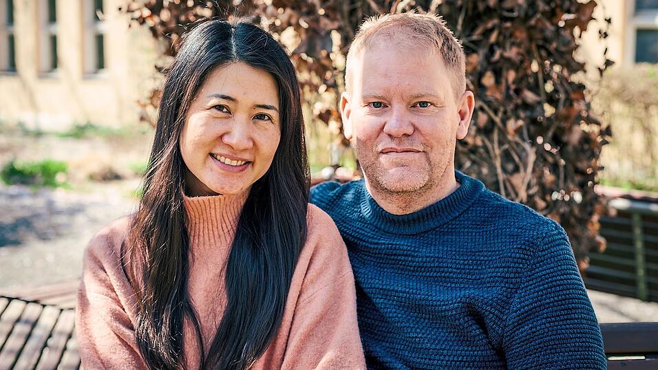 Saowaluck und Gunnar Altendorf können nach 14 Monaten Ärger mit der Ausländerbehörde wieder lachen. So lange hat es gedauert, bis die Niederlassungsbewilligung endlich fertig war. Saowaluck und Gunnar Altendorf können nach 14 Monaten Ärger mit der Ausländerbehörde wieder lachen. So lange hat es gedauert, bis die Niederlassungsbewilligung endlich fertig war.