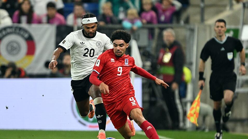 Der luxemburgische Nationalspieler Aiman Dardari (r) wechselt per Leihe von Augsburg nach F&uuml;rth. (Archivbild)