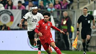Der luxemburgische Nationalspieler Aiman Dardari (r) wechselt per Leihe von Augsburg nach F&uuml;rth. (Archivbild)