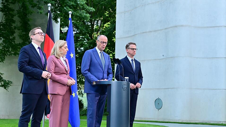 Die Neuen in ihrem Ämtern: Philipp Amthor (v.l.), Nina Warken und Carsten Linnemann (r.) mit Kanzler Friedrich Merz. Einer fehlt: Für den Posten des Verkehrsministers gibt es noch keinen Nachfolger. Die Neuen in ihrem Ämtern: Philipp Amthor (v.l.), Nina Warken und Carsten Linnemann (r.) mit Kanzler Friedrich Merz. Einer fehlt: Für den Posten des Verkehrsministers gibt es noch keinen Nachfolger.