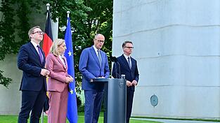 Die Neuen in ihrem Ämtern: Philipp Amthor (v.l.), Nina Warken und Carsten Linnemann (r.) mit Kanzler Friedrich Merz. Einer fehlt: Für den Posten des Verkehrsministers gibt es noch keinen Nachfolger. Die Neuen in ihrem Ämtern: Philipp Amthor (v.l.), Nina Warken und Carsten Linnemann (r.) mit Kanzler Friedrich Merz. Einer fehlt: Für den Posten des Verkehrsministers gibt es noch keinen Nachfolger.