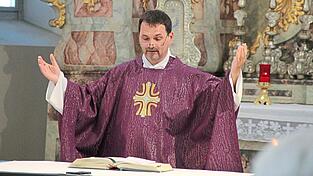 Dekan Ralf Heidenreich bittet beim Gottesdienst in Sankt Leonhard um Regen und gutes Wetter. Dekan Ralf Heidenreich bittet beim Gottesdienst in Sankt Leonhard um Regen und gutes Wetter.