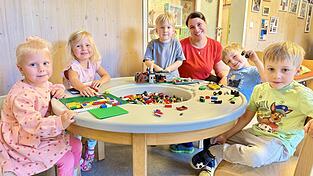 Lego geht immer, daran hat sich über Generationen nichts geändert: Kinderhaus-Leiterin Andrea Winklmüller im Kreis der ersten Mädchen und Buben, für die das neue Betreuungsjahr bereits angelaufen ist. Lego geht immer, daran hat sich über Generationen nichts geändert: Kinderhaus-Leiterin Andrea Winklmüller im Kreis der ersten Mädchen und Buben, für die das neue Betreuungsjahr bereits angelaufen ist.