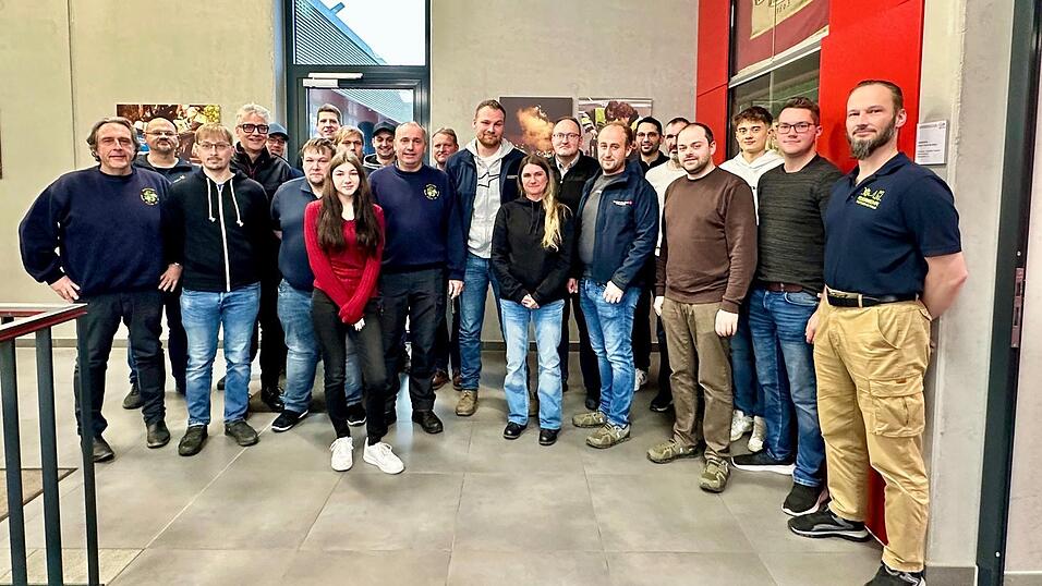 Nicole (ganz vorne im roten Pulli) und ihre Mutter Andrea am Sonntagnachmittag zusammen mit ihren Rettern von der Further Feuerwehr und vom BRK. F&uuml;r die Einsatzkr&auml;fte war diese Form des Dankes ein Novum.