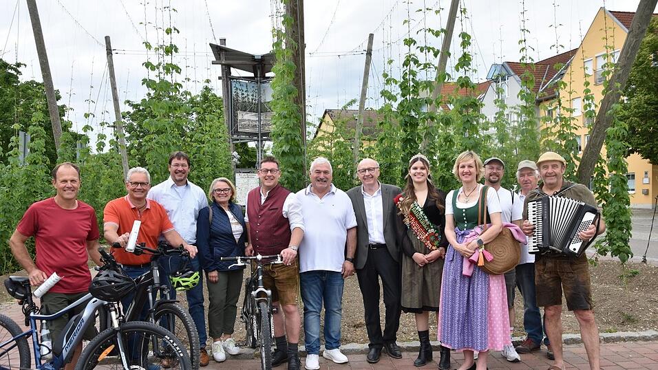 „Ja mia san mim Radl do. . .“ stimmten Veranstalter und Ehrengäste zur Eröffnung mit ein. „Ja mia san mim Radl do. . .“ stimmten Veranstalter und Ehrengäste zur Eröffnung mit ein.