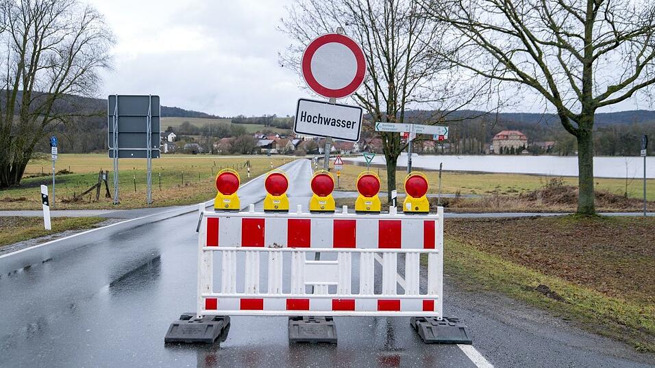 Einzelne Stra&szlig;en in Nordbayern sind gesperrt.