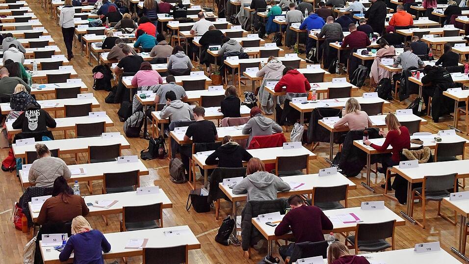 F&uuml;r Tausende Azubis in Bayern beginnen am Dienstag die schriftlichen Abschlusspr&uuml;fungen. (Symbolbild)