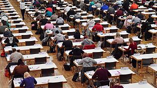 F&uuml;r Tausende Azubis in Bayern beginnen am Dienstag die schriftlichen Abschlusspr&uuml;fungen. (Symbolbild)