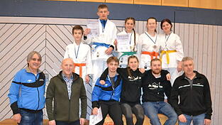 Die Wallersdorfer Teilnehmer (hinten v.l.) Niklas Weise, Viktor Martinow, Leyla Akg&uuml;n, Emily Altmann und Marie Luise Kepper sowie (vorne v.l.) 1. JJSC-Vorsitzender Lothar Lehermeier, B&uuml;rgermeister Franz Aster, Moritz Piringer, Jennifer Hartock, Duo-Trainer Alexander Stieber und 2. JJSC-Vorsitzender Martin Glashauser.