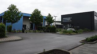 Das neue Lehrgebäude (grau) ist vergangenes Jahr eingeweiht worden. Das neue Lehrgebäude (grau) ist vergangenes Jahr eingeweiht worden.