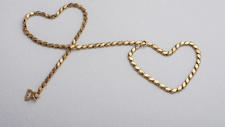 Unter anderem war die Geschädigte vom Angeklagten mit massiven Goldketten, die sie um den Hals getragen hat, gewürgt worden. Unter anderem war die Geschädigte vom Angeklagten mit massiven Goldketten, die sie um den Hals getragen hat, gewürgt worden.
