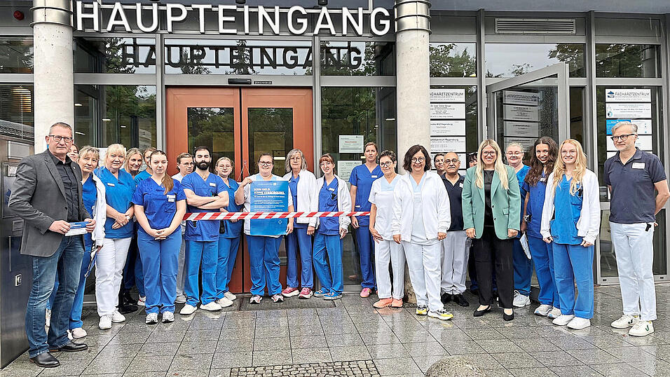 Mitarbeiter der Kreisklinik positionierten sich vor der symbolischen Absperrung des Eingangs. Mitarbeiter der Kreisklinik positionierten sich vor der symbolischen Absperrung des Eingangs.
