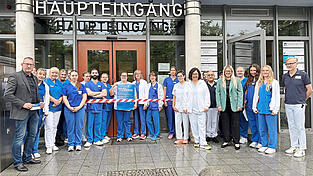 Mitarbeiter der Kreisklinik positionierten sich vor der symbolischen Absperrung des Eingangs. Mitarbeiter der Kreisklinik positionierten sich vor der symbolischen Absperrung des Eingangs.