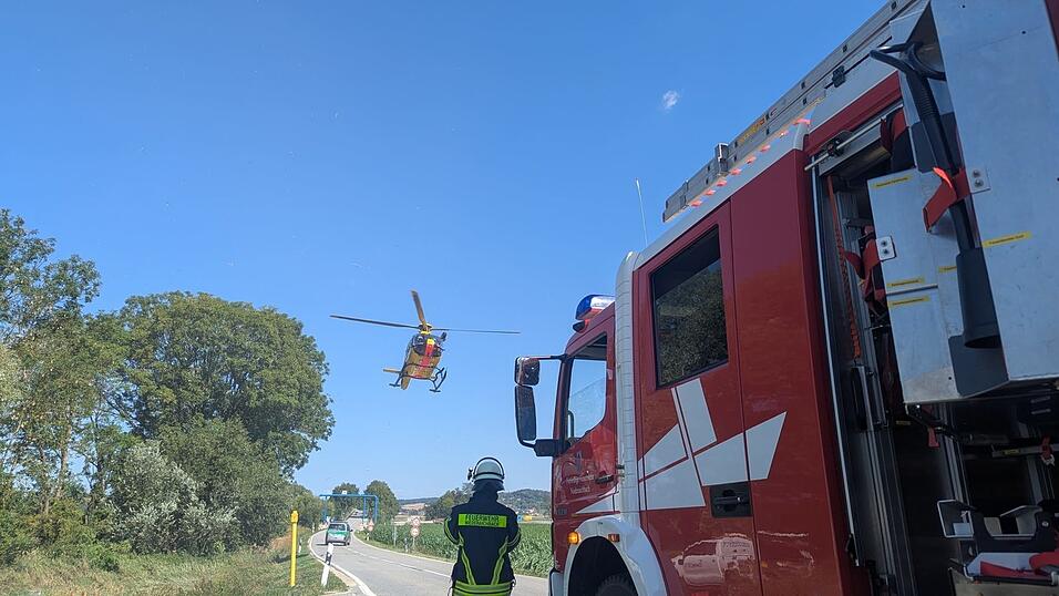 Ein Kleintransporter war aus bislang ungekl&auml;rter Ursache von der Fahrbahn abgekommen und im B&ouml;schungsbereich des angrenzenden Bahngleises zum Stillstand gekommen.