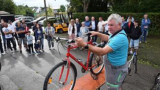 Versteigerer Konrad Schmid in seinem Element.