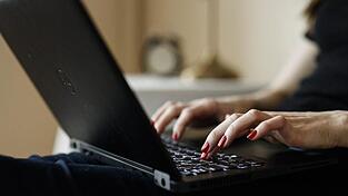 Im Dezember haben laut Ifo-Institut wieder mehr Arbeitnehmer von zu Hause aus gearbeitet.