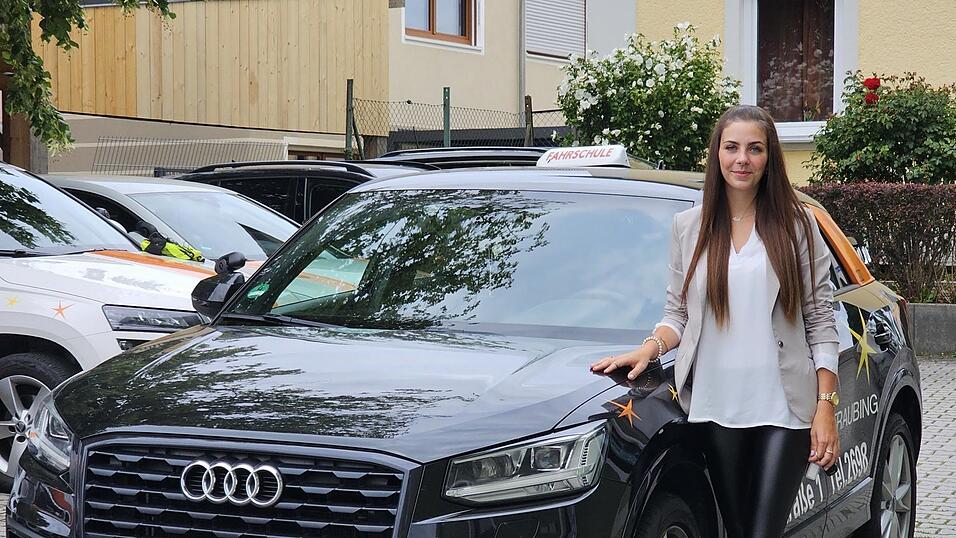 Alina Brummer ist seit 12. Juli offiziell Fahrlehrerin in der Fahrschule von Stefan Sittl an der Heerstra&szlig;e. Zuvor war die 21-J&auml;hrige Teil des B&uuml;roteams der Fahrschule.