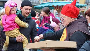 Hei&szlig; begehrt: die an Leckerm&auml;uler verteilten Krapfen.