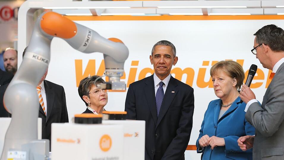 Kurz vor der Midea-Übernahme 2016 ließen sich Bundeskanzlerin Angela Merkel und US-Präsident Barack Obama auf der Hannover Messe Kuka-Roboter vorführen. (Archivbild) Kurz vor der Midea-Übernahme 2016 ließen sich Bundeskanzlerin Angela Merkel und US-Präsident Barack Obama auf der Hannover Messe Kuka-Roboter vorführen. (Archivbild)