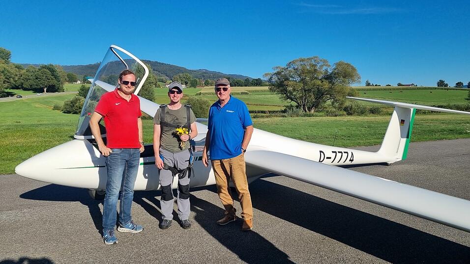 Geschafft: Flugschüler Andreas Rank (Mitte) absolvierte am Sonntag, 6. September, am Flugplatz Arnbruck seinen ersten Alleinflug. Die Fluglehrer Josef Kirschbauer (rechts) und Martin Hohlneicher (links), zugleich erster Vorsitzender des LSV Zellertal, freuen sich mit ihm über den erfolgreichen Ausbildungsschritt. Im Hintergrund ist das Schulungsflugzeug ASK 21 B zu sehen. Geschafft: Flugschüler Andreas Rank (Mitte) absolvierte am Sonntag, 6. September, am Flugplatz Arnbruck seinen ersten Alleinflug. Die Fluglehrer Josef Kirschbauer (rechts) und Martin Hohlneicher (links), zugleich erster Vorsitzender des LSV Zellertal, freuen sich mit ihm über den erfolgreichen Ausbildungsschritt. Im Hintergrund ist das Schulungsflugzeug ASK 21 B zu sehen.