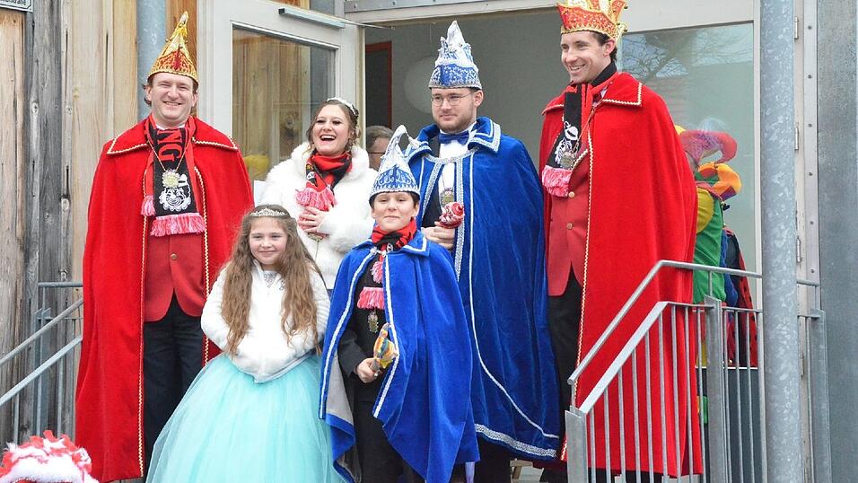 Mit dem großartigen 67. Faschingszug und einem anschließenden 'Narrentreiben' nahm am Faschingsdienstag der Fasching 2017 in Sarching ein glanzvolles Ende. Und was dabei alle 'narrisch' freute, das Wetter spielte doch noch mit; denn während des Zuges war es regenfrei; erst zum Ende regnete es! Mit dem großartigen 67. Faschingszug und einem anschließenden 'Narrentreiben' nahm am Faschingsdienstag der Fasching 2017 in Sarching ein glanzvolles Ende. Und was dabei alle 'narrisch' freute, das Wetter spielte doch noch mit; denn während des Zuges war es regenfrei; erst zum Ende regnete es!