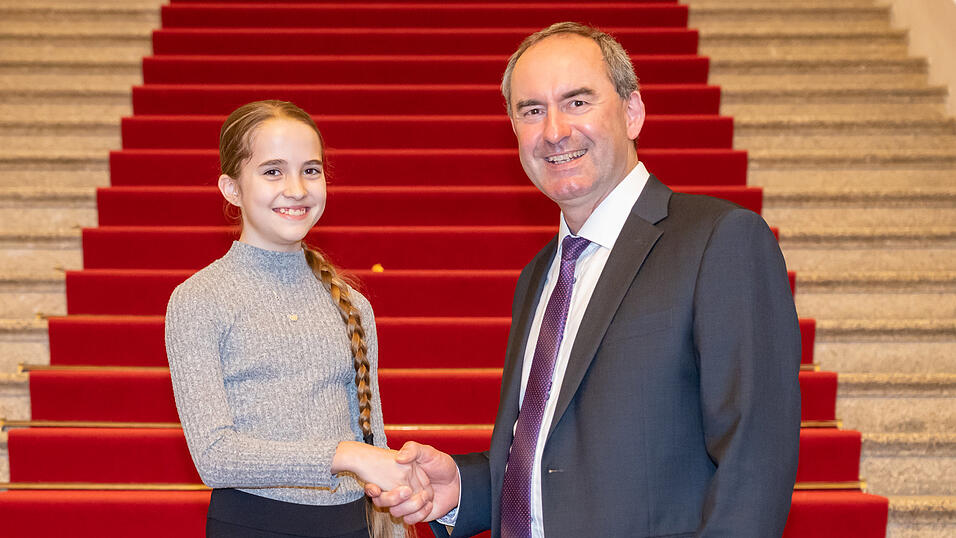 Nach dem Interview mit Hubert Aiwanger hat Melissa Auer noch eine Führung durch den Landtag bekommen. Nach dem Interview mit Hubert Aiwanger hat Melissa Auer noch eine Führung durch den Landtag bekommen.