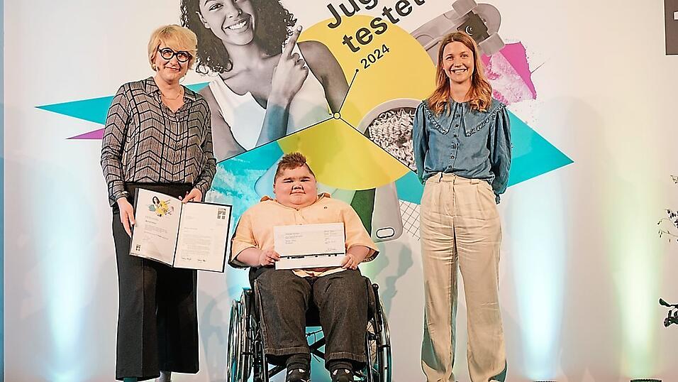 Manuel bei der Preisverleihung 'Jugend testet 2024' der Stiftung Warentest in Berlin mit der Stiftung-Warentest-Vorsitzenden Julia Bönisch (l.) und Laudatorin Jana Forkel, Moderatorin im Kinder- und Jugendfernsehen. Manuel bei der Preisverleihung 'Jugend testet 2024' der Stiftung Warentest in Berlin mit der Stiftung-Warentest-Vorsitzenden Julia Bönisch (l.) und Laudatorin Jana Forkel, Moderatorin im Kinder- und Jugendfernsehen.