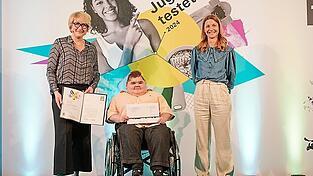 Manuel bei der Preisverleihung 'Jugend testet 2024' der Stiftung Warentest in Berlin mit der Stiftung-Warentest-Vorsitzenden Julia B&ouml;nisch (l.) und Laudatorin Jana Forkel, Moderatorin im Kinder- und Jugendfernsehen.