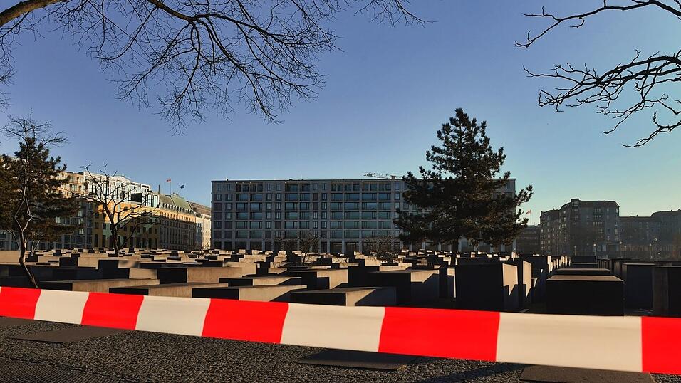 Am Samstagmorgen war der Bereich um das Holocaust-Mahnmal weiter abgesperrt.