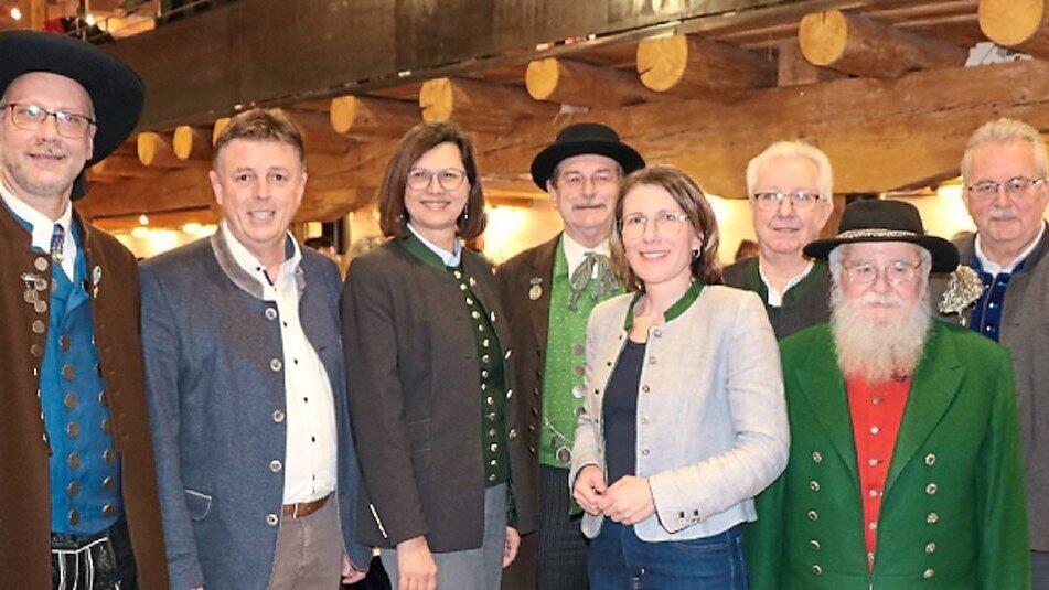 Hans Bogner, Vorsitzender des Heimat- und Volkstrachtenvereins Osterglocke Bogen,Landratskandidat Ewald Seifert, Landtagspr&auml;sidentin Ilse Aigner, Kurt Steibl vom Trachtengau Niederbayern, Bogens B&uuml;rgermeisterin Andrea Probst, Altb&uuml;rgermeister Franz Schedlbauer, Franz Rainer von der Arbeitsgemeinschaft der Trachtenvereine und Landrat Josef Laumer (von links) bei der offiziellen Markter&ouml;ffnung