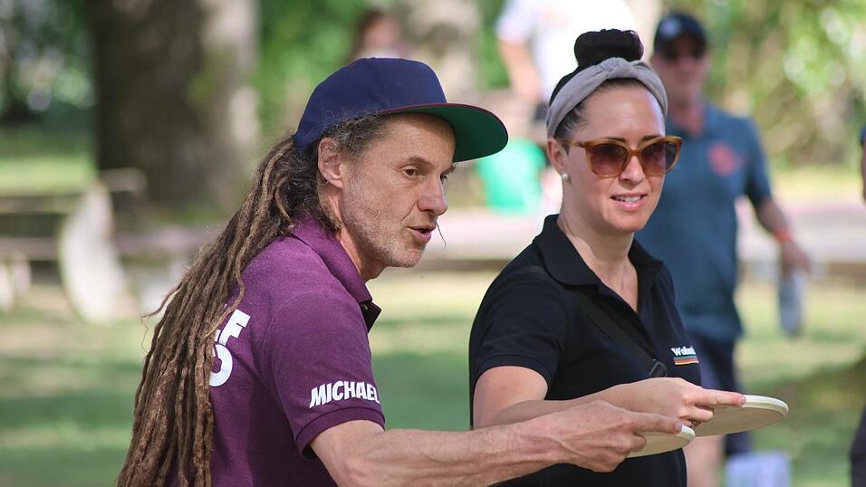 Tipps vom Weltmeister: Michael Kobella ist begeistert von der Anlage in Roding und zeigt, wie man die Frisbee mit m&ouml;glichst wenig W&uuml;rfen im Korb versenkt.