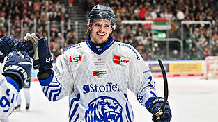 Verteidiger Adrian Klein von den Straubing Tigers wurde für den Deutschland-Cup nominiert. Verteidiger Adrian Klein von den Straubing Tigers wurde für den Deutschland-Cup nominiert.