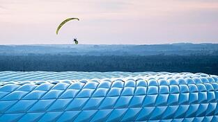 Ein Aktivist von Greenpeace landet im Stadion. Ein Aktivist von Greenpeace landet im Stadion.
