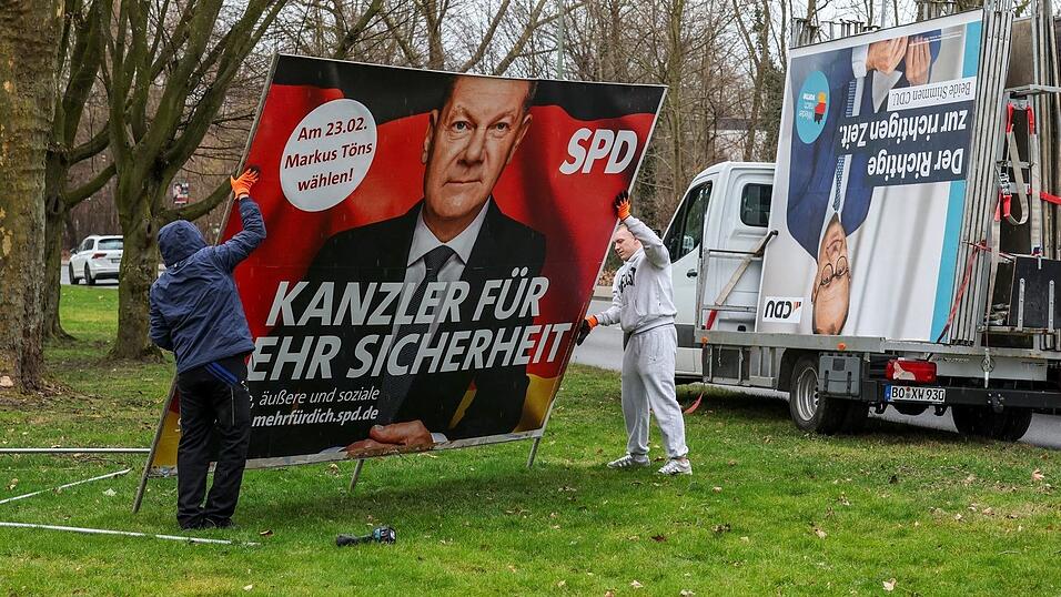 Schon werden die ersten Wahlplakate abgebaut, wie hier in Gelsenkirchen. In der nordrhein-westfälischen Stadt landete die AfD laut Daten der Bundeswahlleiterin mit 24,7 Prozent der Zweitstimmen knapp vor der SPD, die 24,1 Prozent erhielt.