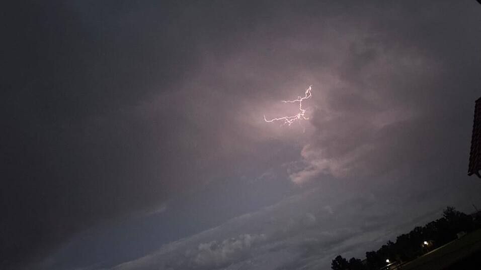 Auch aus dem Nachbarlandkreis hatte man gute Sicht auf das Unwetter: Benedikt Held erwischte von Sünching aus zwei Blitze. 
