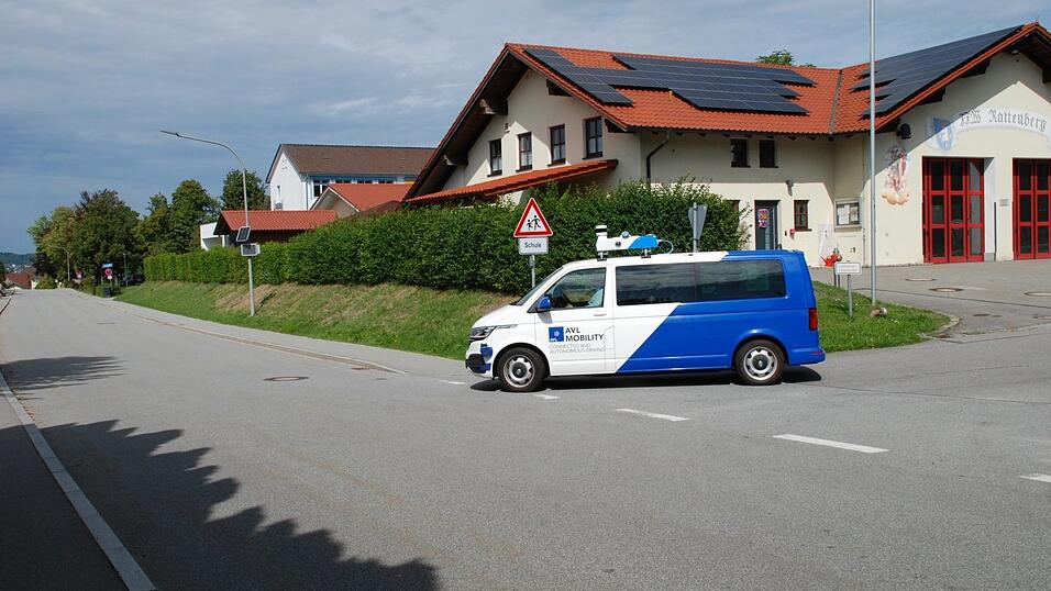 Den Verkehr abwarten, blinken, abbiegen: Der Kleinbus, der derzeit im Testbetrieb in Rattenberg unterwegs ist, kann das alleine. Den Verkehr abwarten, blinken, abbiegen: Der Kleinbus, der derzeit im Testbetrieb in Rattenberg unterwegs ist, kann das alleine.