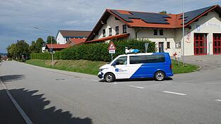 Den Verkehr abwarten, blinken, abbiegen: Der Kleinbus, der derzeit im Testbetrieb in Rattenberg unterwegs ist, kann das alleine. Den Verkehr abwarten, blinken, abbiegen: Der Kleinbus, der derzeit im Testbetrieb in Rattenberg unterwegs ist, kann das alleine.