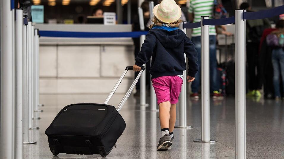 Mit genug Beschäftigung im Handgepäck wird der Flug für Kinder einfacher.