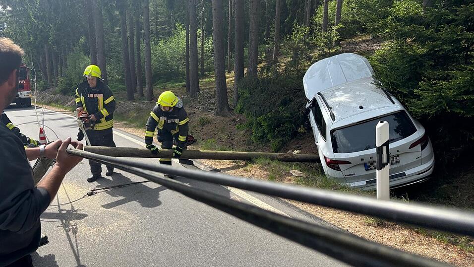 Durch den Unfall kippte der Telefonmast auf die Stra&szlig;e. Er musste von der Feuerwehr gekappt und die Leitung gesichert werden.