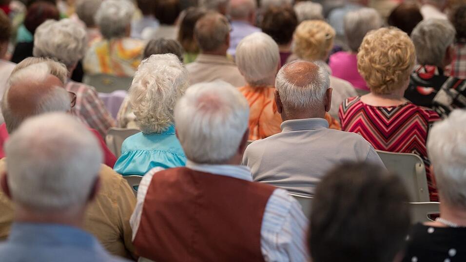 Seniorinnen und Senioren - der Bundestag lieferte sich einen Schlagabtausch über die Rente.