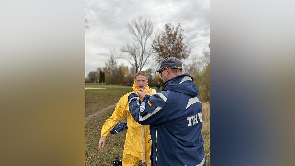 Nur mit Schutzausrüstung: Im Landkreis Freising hilft das THW aktuell bei der Bergung von toten Wildvögeln. Wer einen toten Vogel findet, soll ihn keinesfalls berühren und das Veterinäramt verständigen.