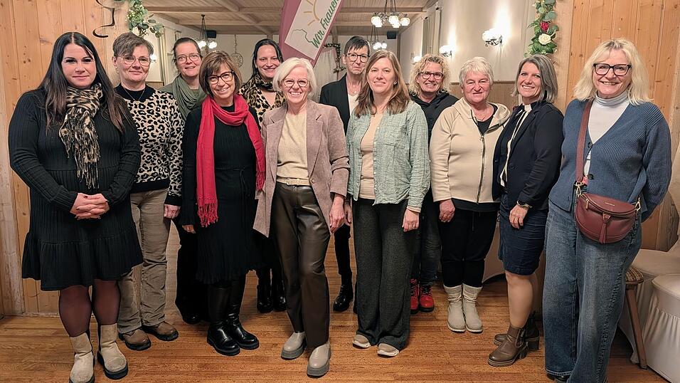 Gaby Müller (Mitte) mit ihren Mitstreiterinnen - insgesamt 19 Kandidatinnen gehen in den Wahlkampf.